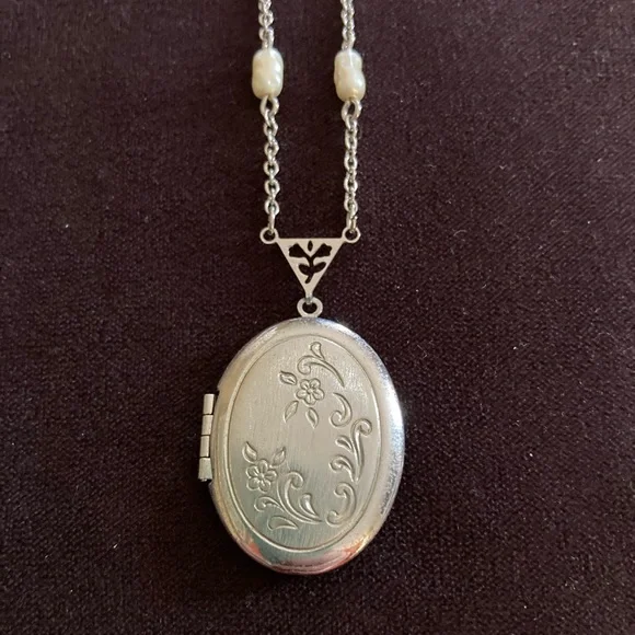 Avon Silver Tone Oval Shaped Locket With floral Design & Pearls - Picture 1 of 7
